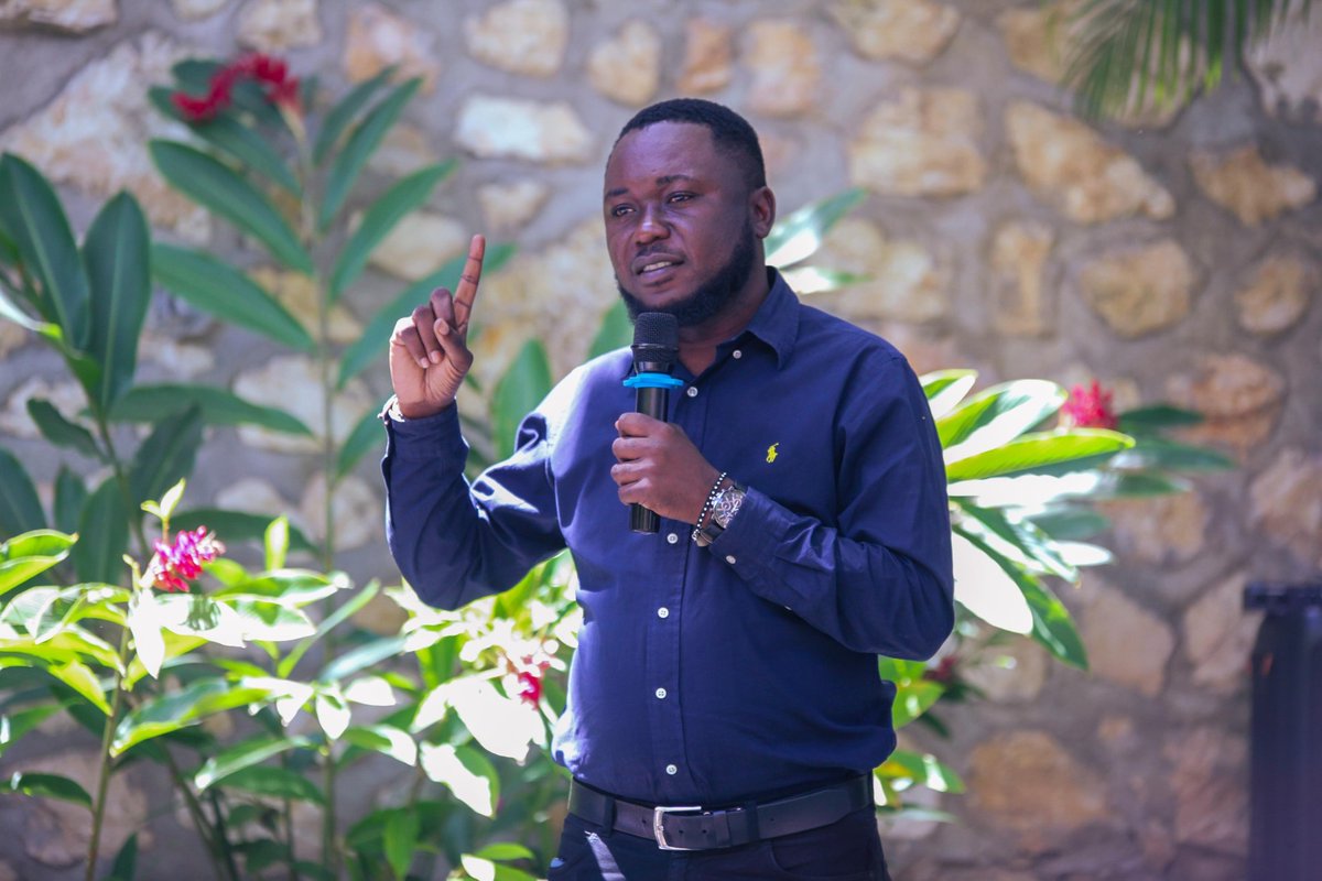 fosjenesht's tweet photo. FOS JENES a célébré la réussite de sa formation en informatique bureautique
Le dimanche 6 avril, l'organisation FOS JENES a organisé une cérémonie de remise de certificats aux participants d'une série de formations en informatique bureautique. 
NOU SE FÒS JENÈS LA 📷 https://t.co/ViS0Kui3G1