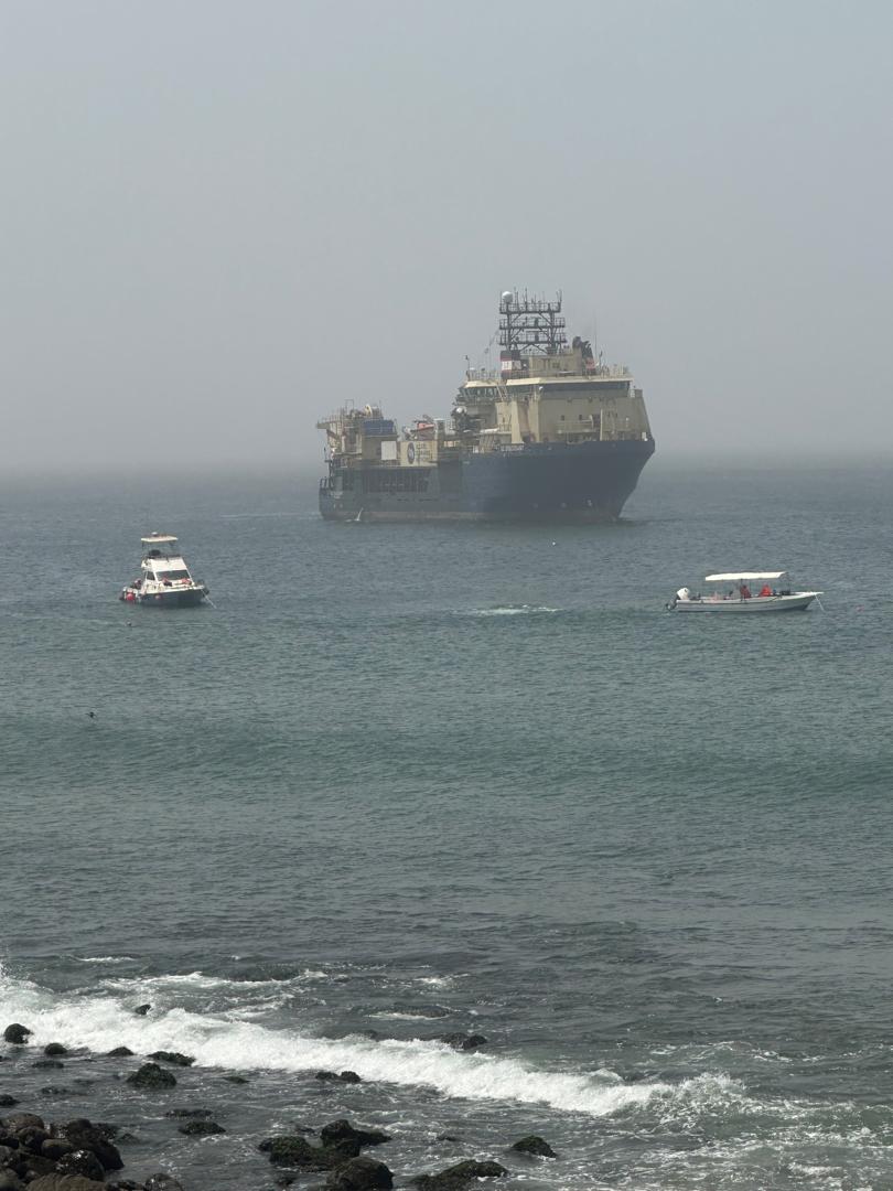 GroupeSonatel's tweet photo. Nous avons eu l’honneur d’accueillir le navire câblier Ile d’Ouessant d’Alcatel Submarine Networks, venu connecter le Sénégal au câble sous-marin 2Africa à partir de l’unité de branchement installée au large de Dakar en octobre 2023.
Avec ses 45 000 km de fibre optique, 2Africa devient le plus long câble sous-marin jamais déployé, reliant 33 pays sur 3 continents – Afrique, Asie et Europe – et offrant une connectivité sans précédent à 18 pays africains, dont le Sénégal.
Ce câble est également le premier à contourner intégralement le continent africain, depuis le Royaume-Uni jusqu’à l’Afrique du Sud, en passant par la Corne de l’Afrique, l’Égypte, l’Arabie Saoudite et jusqu’en Inde.
Nous avons la responsabilité de piloter la construction de la station d’atterrissement au Sénégal ainsi que les infrastructures de fibre optique terrestre nécessaires pour assurer une intégration optimale.

Rendez-vous très bientôt pour la mise en service officielle de 2Africa, et une nouvelle ère de connectivité pour notre pays.

#Sonatel40ans