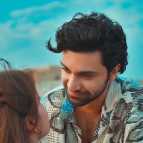 itskayryn's tweet photo. I can’t believe it’s ended that was just beautiful #meemsemohabbat https://t.co/7Xc2XwoNhW