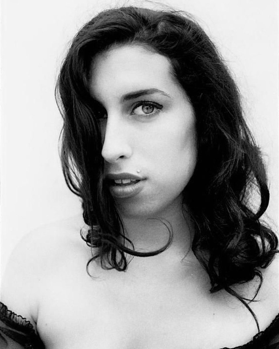 amywinehouse's tweet photo. "We shot one and a half rolls of film and went to the pub where she thrashed me at pool" - Alexis Maryon on shooting these gorgeous photos in Camden, 2003 🖤 https://t.co/0kbEYgyjGQ
