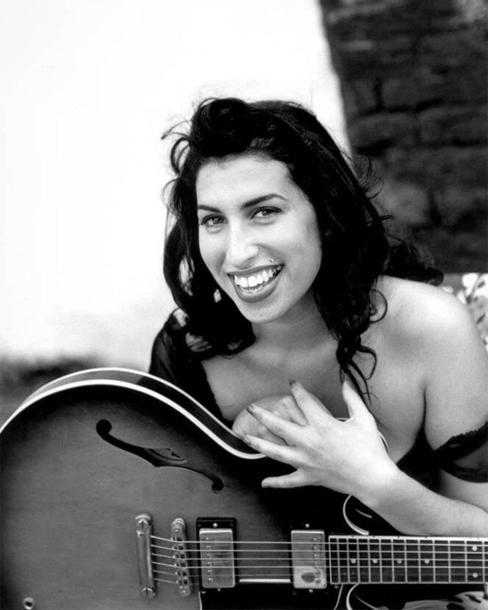amywinehouse's tweet photo. "We shot one and a half rolls of film and went to the pub where she thrashed me at pool" - Alexis Maryon on shooting these gorgeous photos in Camden, 2003 🖤 https://t.co/0kbEYgyjGQ