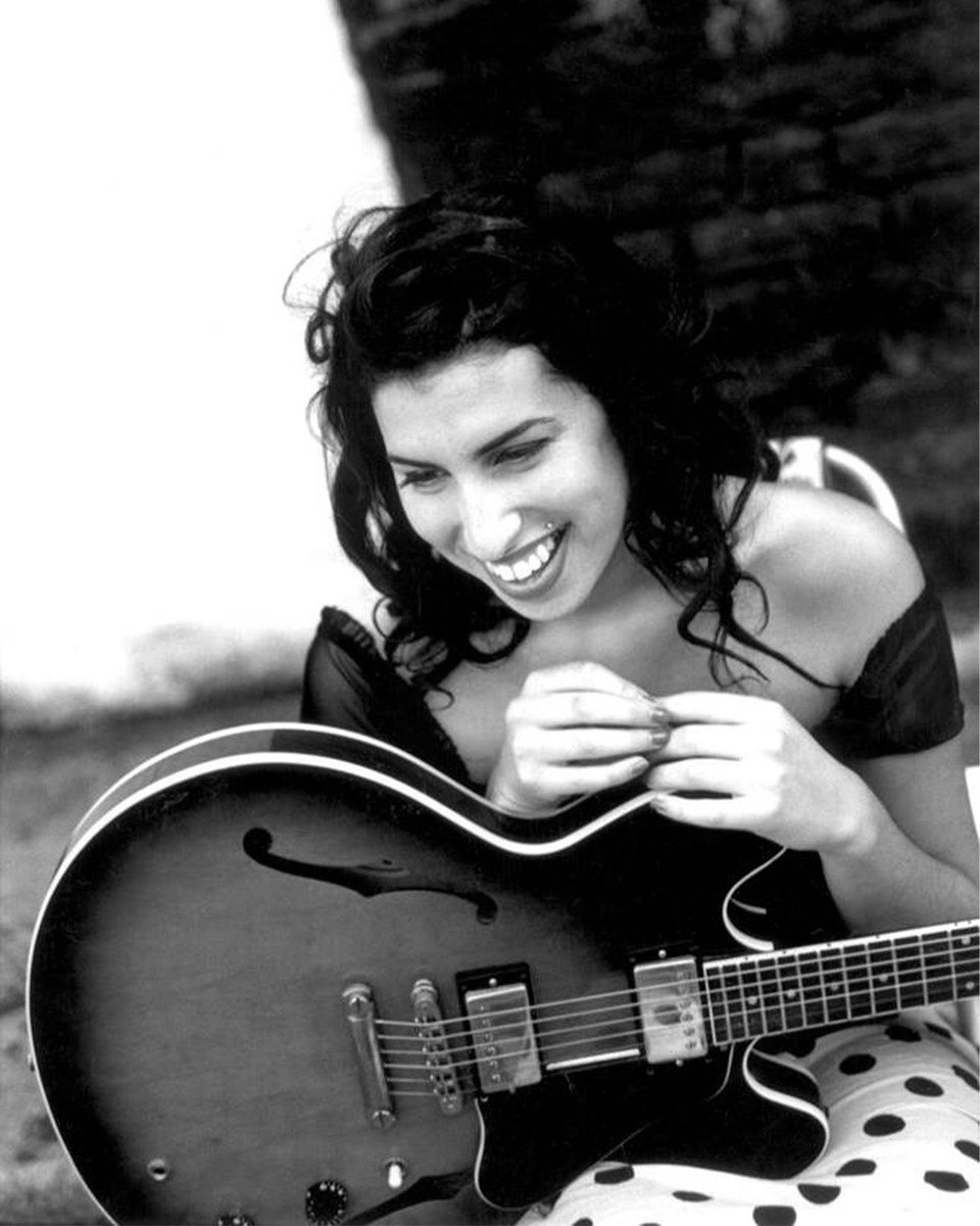 amywinehouse's tweet photo. "We shot one and a half rolls of film and went to the pub where she thrashed me at pool" - Alexis Maryon on shooting these gorgeous photos in Camden, 2003 🖤 https://t.co/0kbEYgyjGQ