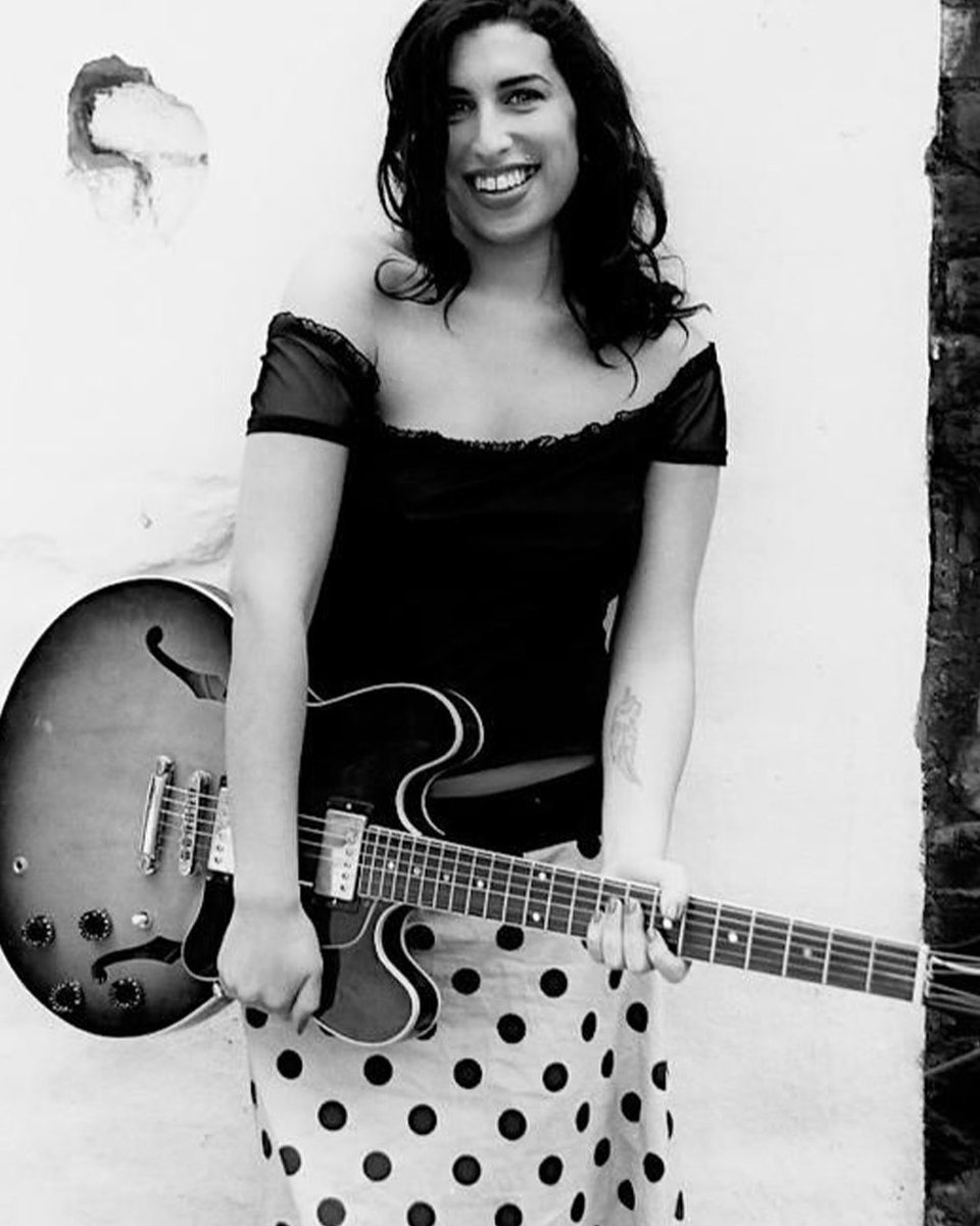 amywinehouse's tweet photo. "We shot one and a half rolls of film and went to the pub where she thrashed me at pool" - Alexis Maryon on shooting these gorgeous photos in Camden, 2003 🖤 https://t.co/0kbEYgyjGQ