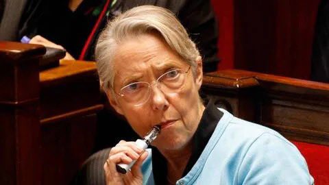 jeff7128200427's tweet photo. @CerfiaFR Et à l'assemblée nationale tous les députés devront déposer leur vap 😁 https://t.co/703zmymhhk