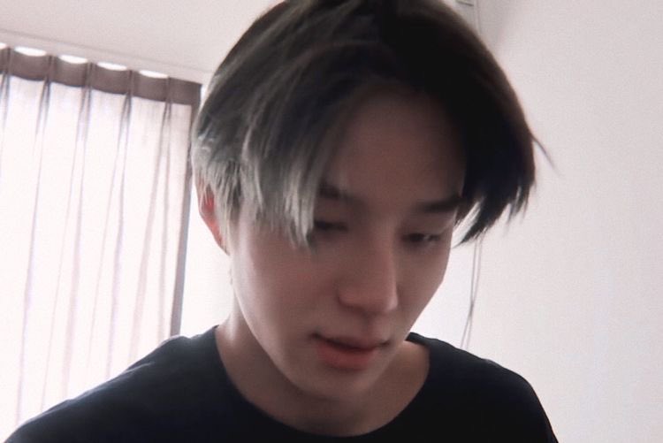 짭근친으로 됴영이 좋아하는 졍우가
술 마시고 들어와선 엉엉 울면서

형 나랑 한 번만 자자.
그럼 진짜 포기할게.
이제 형 안 좋아할게...

그래서 됴영이 졍우랑 자주는데
다 하고 나선 온몸에 붉은 자국 달고
힘 다 빠져서 누워있는 졍우한테
차갑게 얘기하는 거지.

약속 지켜.              #도젱