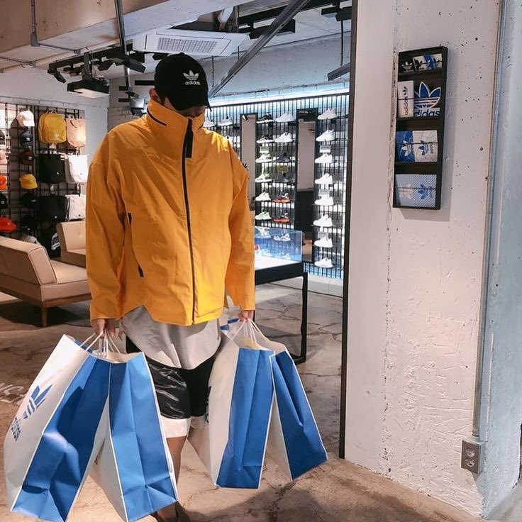 breathemartel's tweet image. ⠀      
#THEPEF27TEAM
 ยามาซากิ ริวเซย์ไม่ชอบฤดูร้อนที่ญี่ปุ่นเอสซะเลย มากที่สุดในช่วงต้นเดือนเมษาลากยาวไปจนถึงปลายเดือน อากาศบนเกาะญี่ปุ่นแห้ง ร้อนจนอบอ้าว

ยิ่งกับคนที่รักเสื้อแขนยาวอย่างริวเซย์เรียกให้ถูกคงเป็นฤดูนรกเลย

แต่ถึงอย่างนั้นก็ยังคงไม่หยุดซื้อเสื้อแขนยาวอยู่ดี