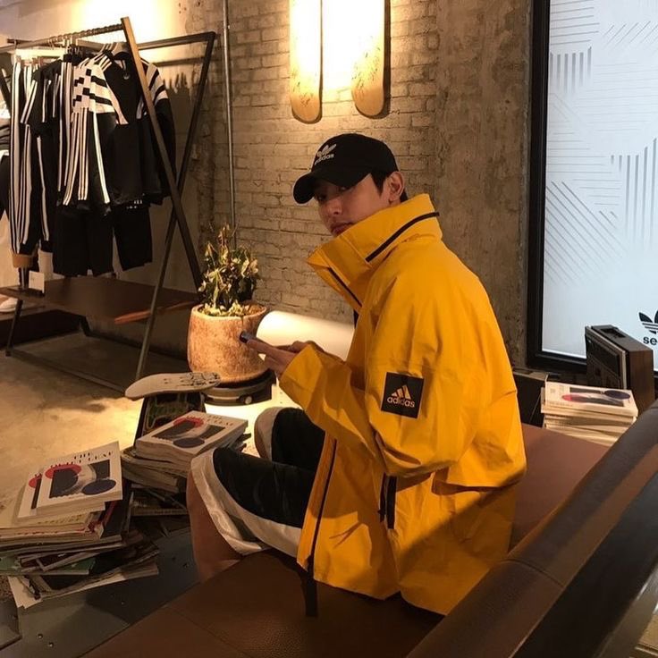 breathemartel's tweet image. ⠀      
#THEPEF27TEAM
 ยามาซากิ ริวเซย์ไม่ชอบฤดูร้อนที่ญี่ปุ่นเอสซะเลย มากที่สุดในช่วงต้นเดือนเมษาลากยาวไปจนถึงปลายเดือน อากาศบนเกาะญี่ปุ่นแห้ง ร้อนจนอบอ้าว

ยิ่งกับคนที่รักเสื้อแขนยาวอย่างริวเซย์เรียกให้ถูกคงเป็นฤดูนรกเลย

แต่ถึงอย่างนั้นก็ยังคงไม่หยุดซื้อเสื้อแขนยาวอยู่ดี