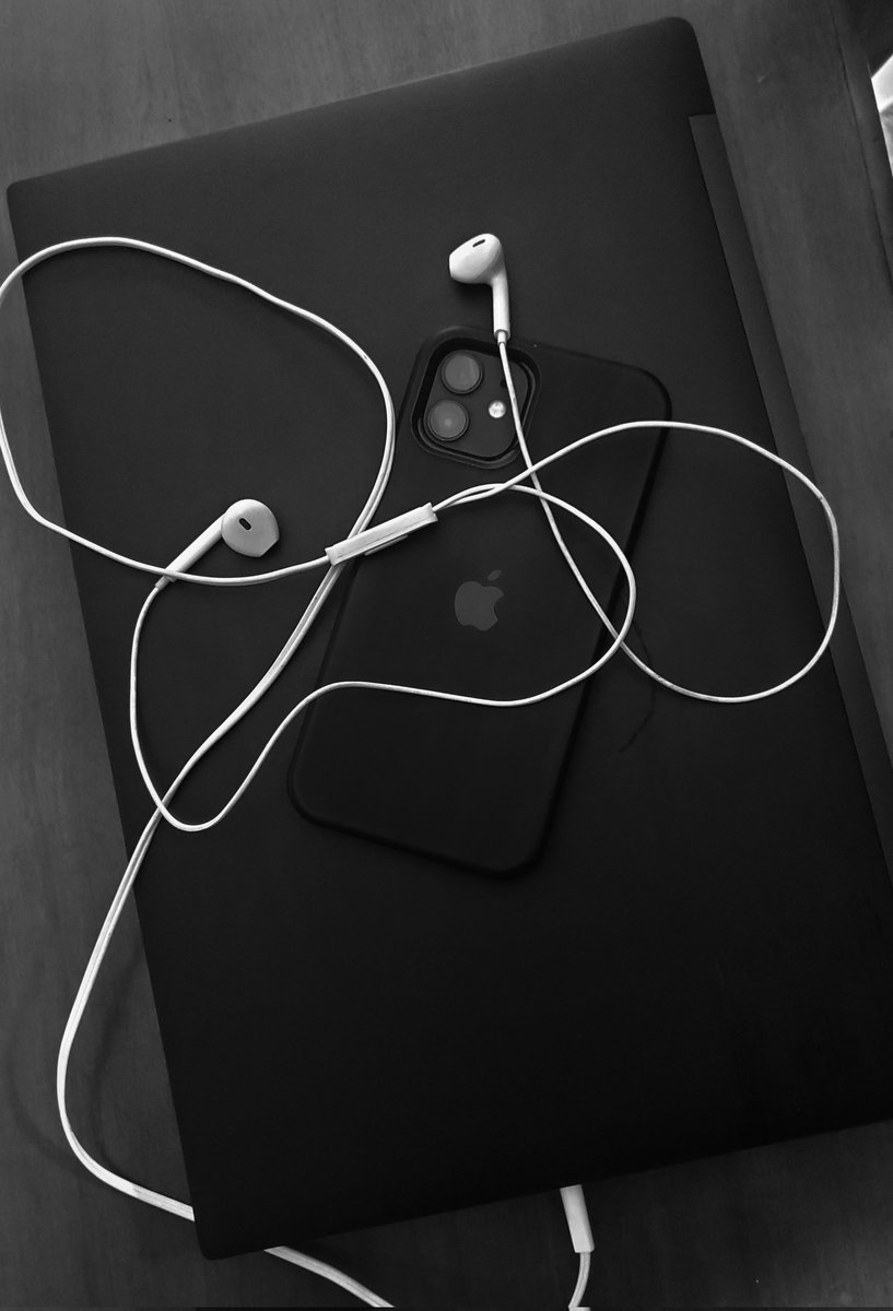 seyisinner's tweet photo. Turning my home desk into a studio of focus — work in one ear, music in the other. Productivity on repeat.👨🏿‍🍳

#uiuxdesign #Mobiledesign #availabletowork #figma #design https://t.co/suhwGSYmhL