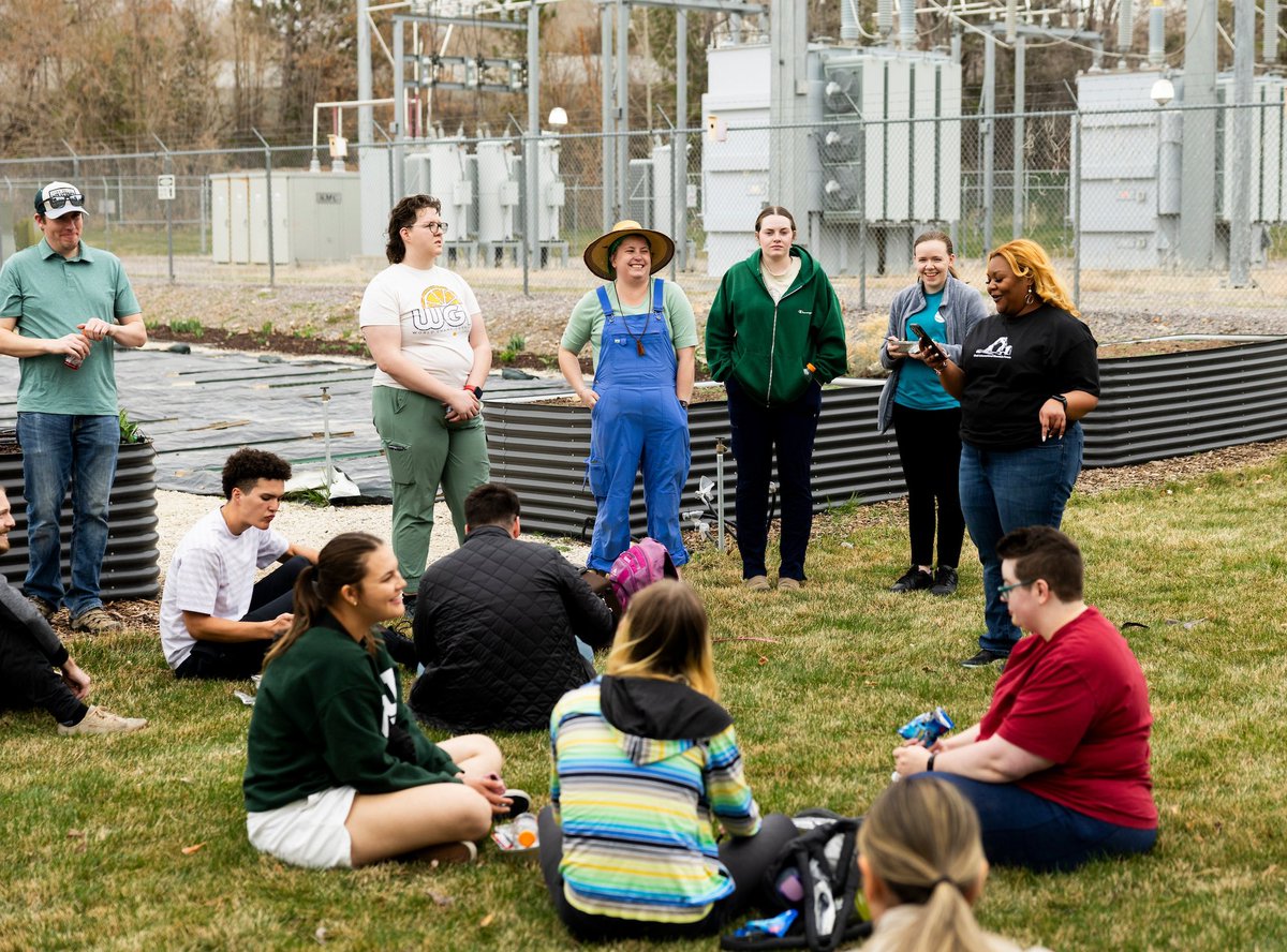 UtahIMF's tweet image. UIMF members attended a volunteer night hosted by the Center for Social Impact to learn more about agriculture and cultivation. They also prepared planting beds to grow fresh produce for UVU GRIT Garden’s Fresh Food Fridays. 
#uimf #uvu #agriculture #sustainability