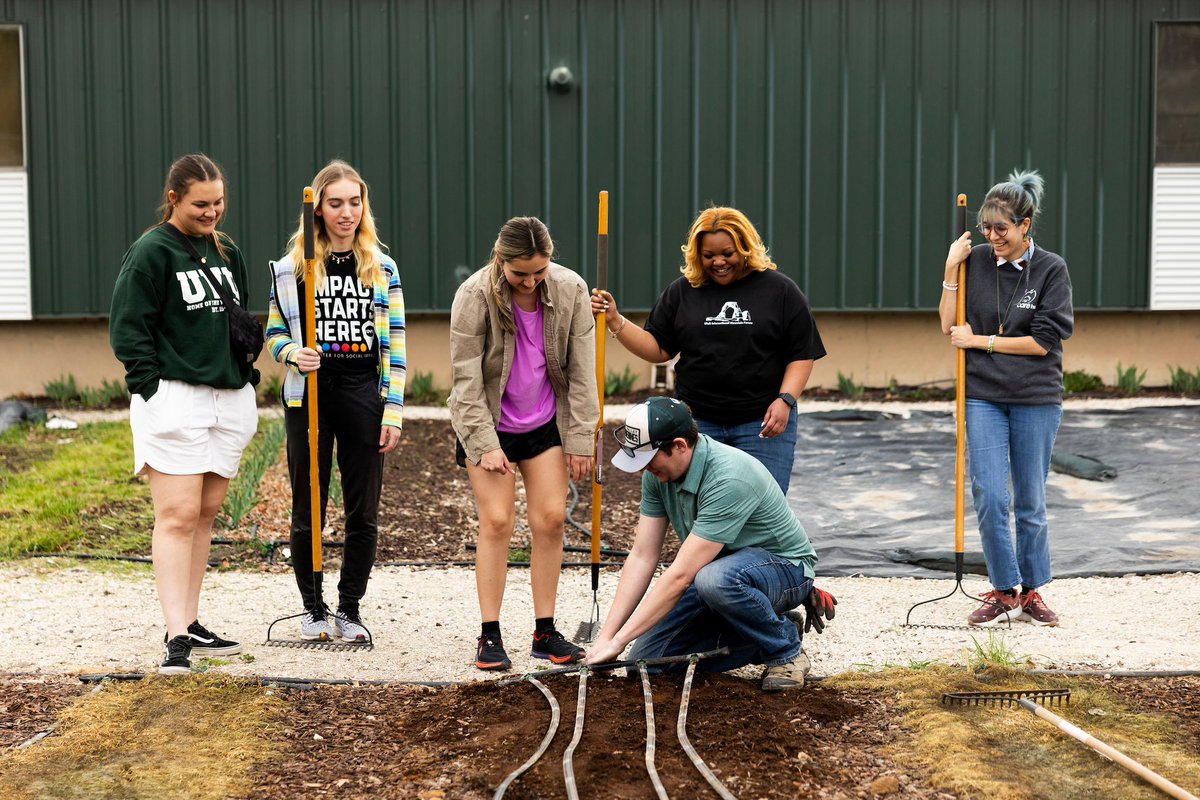 UtahIMF's tweet image. UIMF members attended a volunteer night hosted by the Center for Social Impact to learn more about agriculture and cultivation. They also prepared planting beds to grow fresh produce for UVU GRIT Garden’s Fresh Food Fridays. 
#uimf #uvu #agriculture #sustainability
