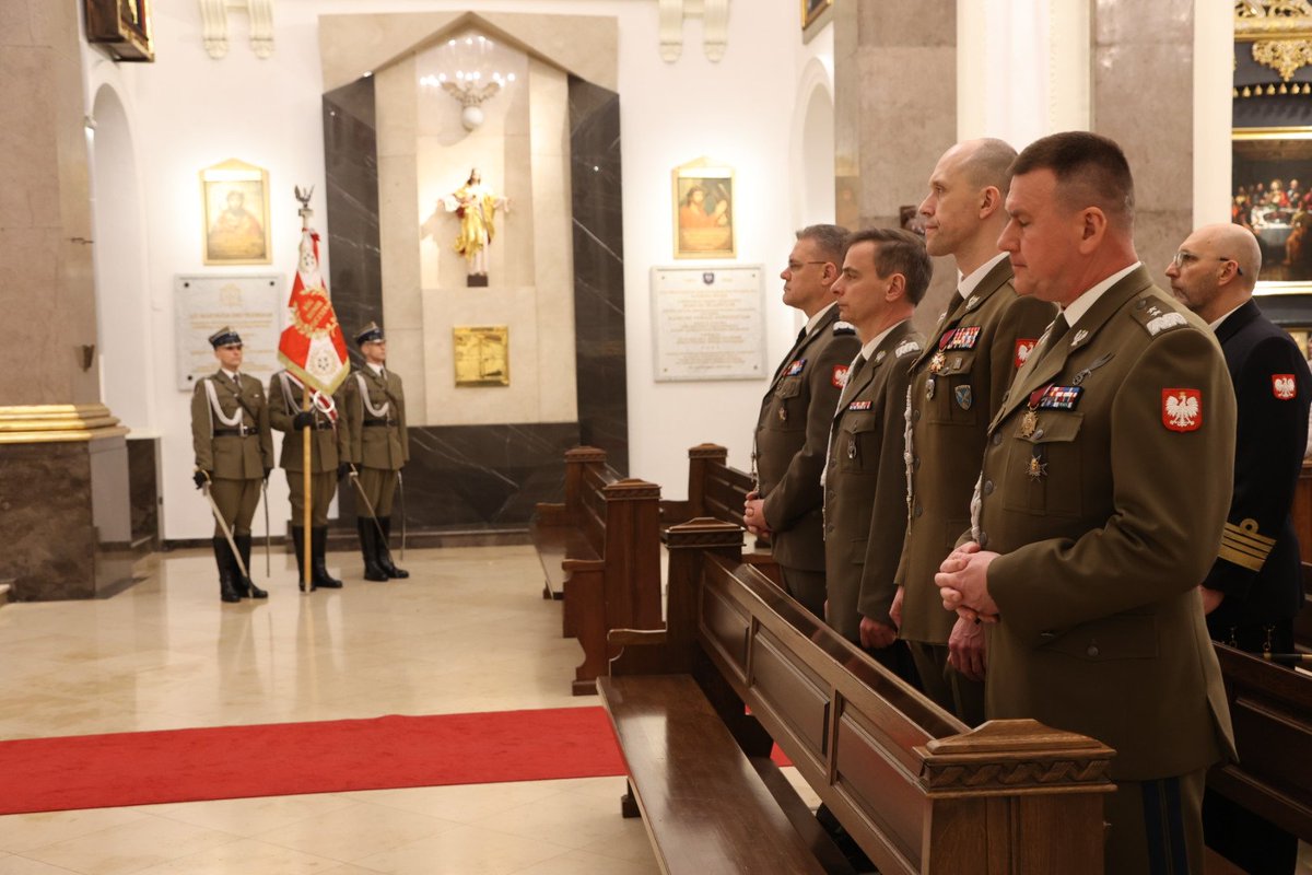 W katedrze polowej rozpoczęła się Msza św. w intencji ofiar katastrofy smoleńskiej.  Eucharystii przewodniczy <a href="/bpLechowicz/">Wiesław Lechowicz</a> . We Mszy św. uczestniczą generałowie WP, żołnierze,  członkowie rodzin tragicznie zmarłych.