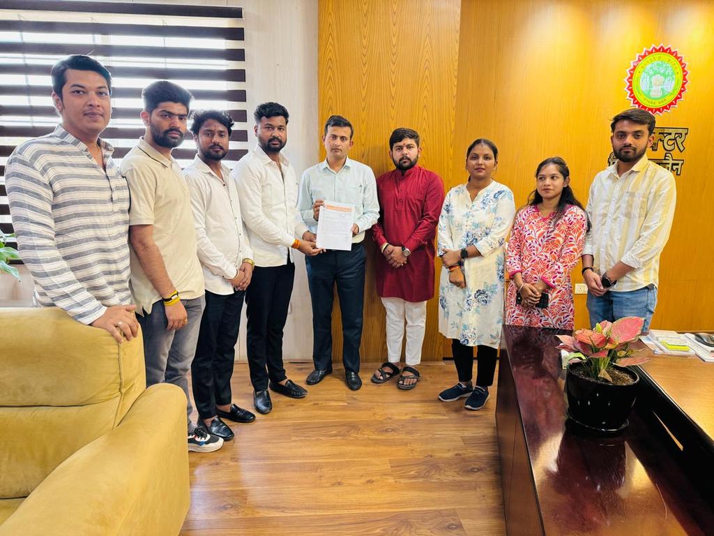 अभाविप उज्जैन द्वारा विक्रम विश्वविद्यालय की प्रतिभाशाली छात्रा खिलाड़ियों के इस वर्ष मल्लखंब प्रतियोगिता के चयन में गंभीर गड़बड़ी छात्राओं पर अनुचित दबाव बनाने वाले क्रीड़ा अधिकारी पर कठोर कार्यवाही हेतु कुलगुरु अर्पण भारद्वाज जी को प्रदर्शन कर मामले की जांच हेतु ज्ञापन सौपा।