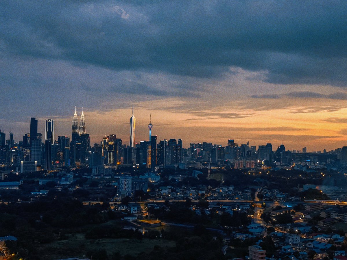 naivefhn's tweet photo. Menara 118 during sunset 🌅🔥

  Shot on Iphone https://t.co/JkWnidl9aA