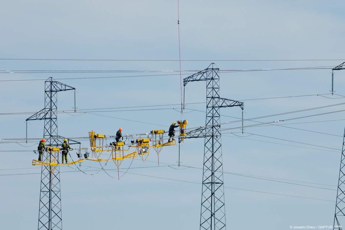 Une opération de haute technicité et spectaculaire, dans le Loiret (45). 
Nos équipes remplacent des équipements sur une ligne électrique à 400 000 volts, sous tension et à l'aide d’hélicoptères. 
Objectif : moderniser le réseau et augmenter sa capacité de transit ⚡🚁