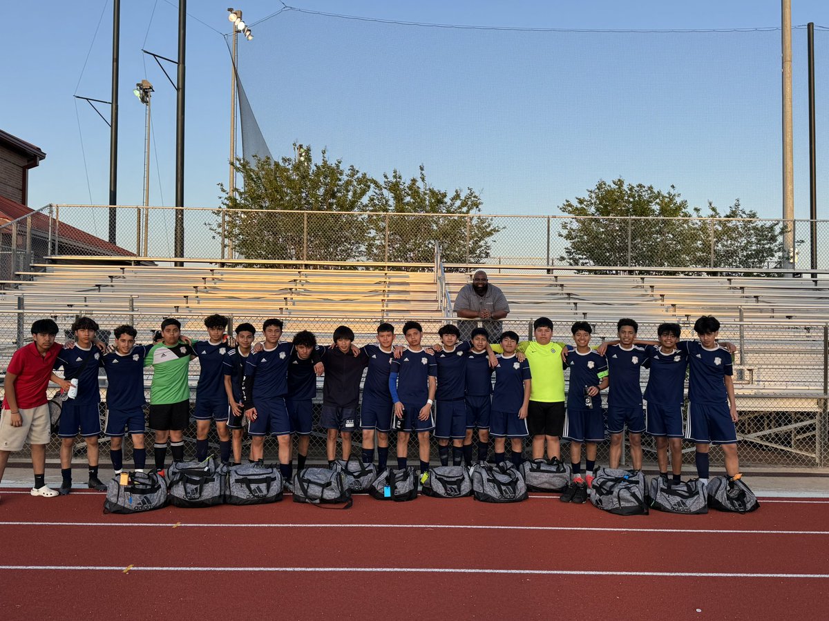 CoachBravo_'s tweet photo. The @OlleMightyOwls @olleathletics 8th Grade Boys Soccer bring in the win against AMS, with a 2 to 0 on the board! We keep working muchachos, Vamos! #coachlife #teacherlife https://t.co/BU75PHyEhz