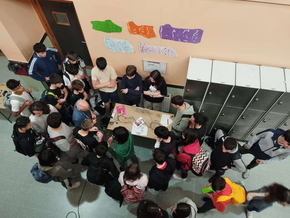 iesCMGaite_mzal's tweet photo. 🏁🏁Ya tenemos ganador en nuestra carrera de LEDS #OpenLedRace
Emoción hasta el final, 4 circuitos temáticos y mucha ilusión!!! Enhorabuena a todos los participantes!!🕹️👌👏
#STEAM #IESCMG #Moralzarzal https://t.co/EFJsqsFhjr