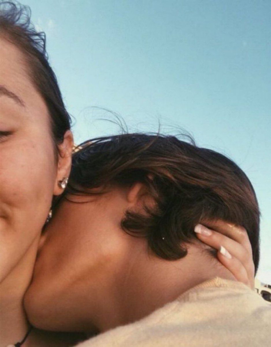 cutelovemood's tweet photo. neck kisses 😩 https://t.co/tetMb4uSs4