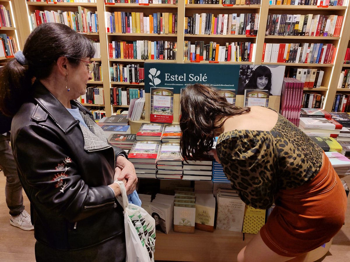 Avui els autors catalans Xavier Bosch, Estel Solé, Toni Cruanyes, Borja de Riquer, Martí Gironell, Tània Juste, Cest Cornet i Najat El Hachmi s'han reunit a Casa del Llibre de Rambla Catalunya per signar llibres i parlar sobre literatura amb els seus lectors⭐

<a href="/Grup62/">Grup62</a>