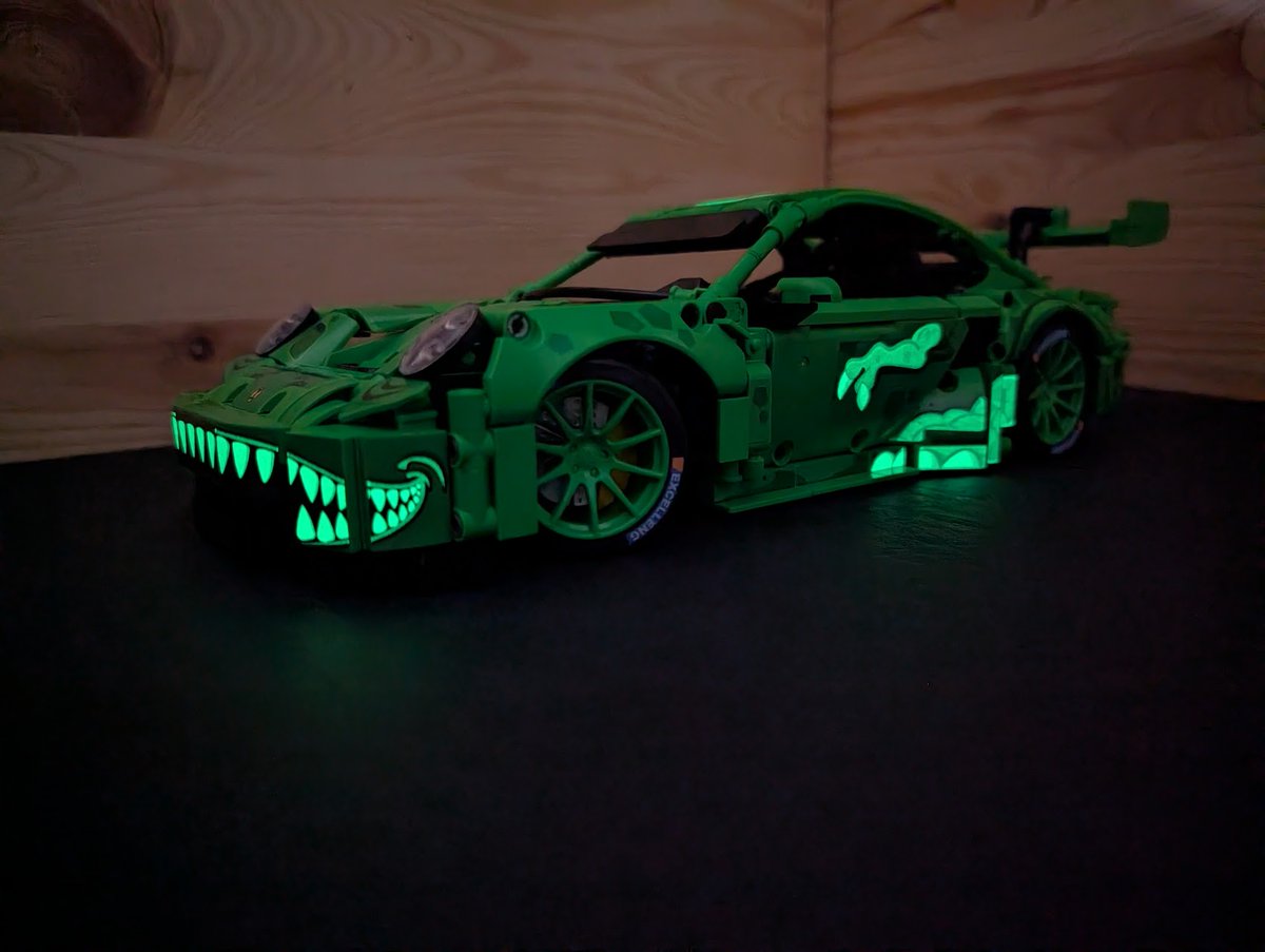 Its_a_Neteye's tweet photo. #Porsche 911 GT3-Rawr, built 2 days ago, now in all its glory with (almost) all of the (glow in the dark!) stickers. Also: Correctly colored pins? Ayo?!
Took quite a while to built, but was a lot of fun and looks amazing.

Set: Sembo 715019 #buildingbricks https://t.co/s3ihCNcfn6