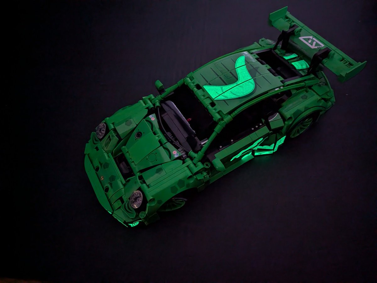 Its_a_Neteye's tweet photo. #Porsche 911 GT3-Rawr, built 2 days ago, now in all its glory with (almost) all of the (glow in the dark!) stickers. Also: Correctly colored pins? Ayo?!
Took quite a while to built, but was a lot of fun and looks amazing.

Set: Sembo 715019 #buildingbricks https://t.co/s3ihCNcfn6