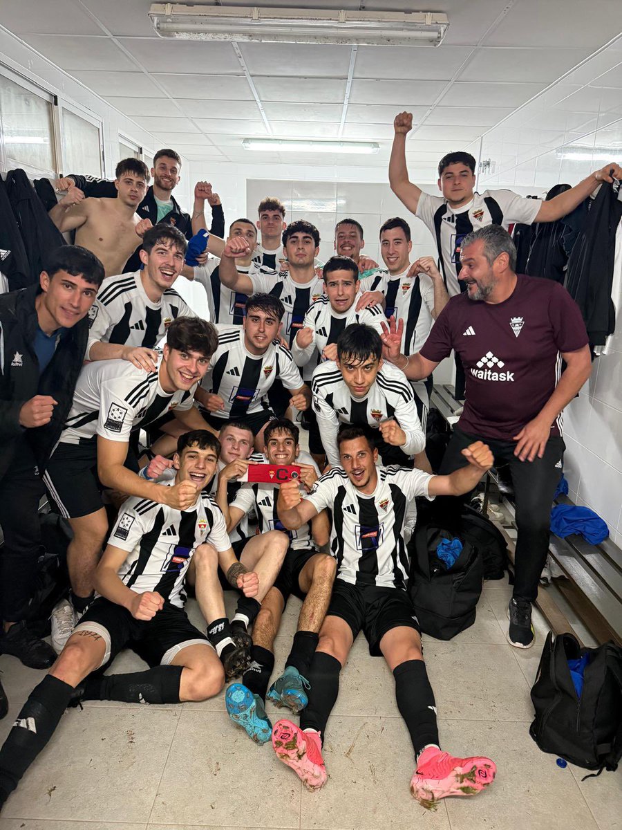 CD_Almazora's tweet photo. ¡Se nos acaban los adjetivos con este equipo! ¿Entre semana a las 21:00h en Els Ibarsos? ¡Pues subimos y ganamos! ¿Que qué? ¡Matemáticamente aseguramos la permanencia y seguimos escalando posiciones! E-N-O-R-M-E-S

#cdalmazora
#orgullalmassorí https://t.co/qXIk2sDdnc