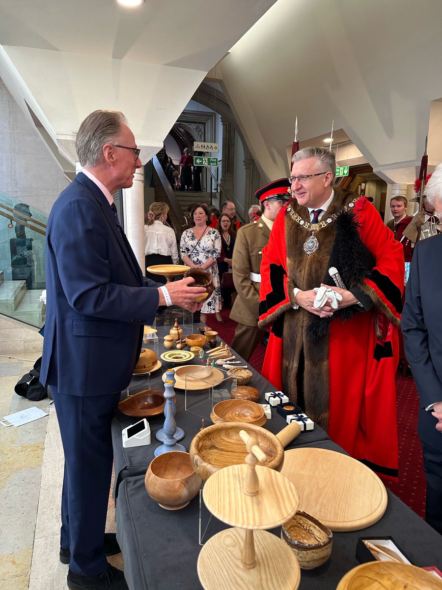 Deputy Master Nigel Luson showing our unique handmade turned items for sale @TheLordMayorsBigCurryLunch to the Lord Mayor himself. Purchases were made, all proceeds going to @@armybenevolentfund. Thanks to our wonderful turners for their donations #woodturning #citylivery
