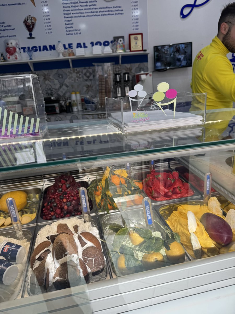 reireide's tweet photo. 今までイタリアの北から南まで色んなお店でジェラート食べたんだけど、シチリア島のジェラートは最高に美味しい。これ食べにシチリア戻りたい🍋 https://t.co/x0QqYbRV24