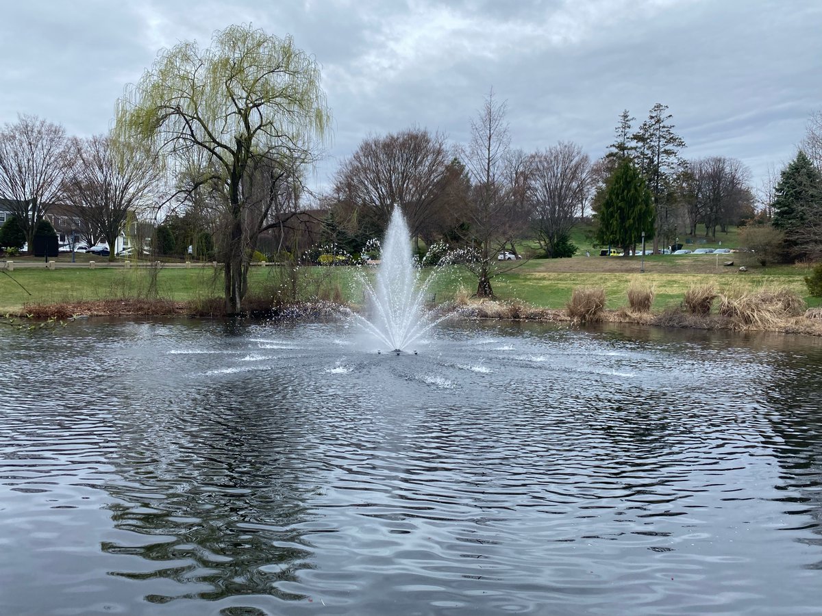 thepondandlake's tweet image. We’ve just installed a pond aerator to enhance the health of a beautiful campus pond. This will improve water quality and create a more vibrant ecosystem for everyone to enjoy. 🌱🐟 

#FairfieldUniversity #PondAerator #Sustainability #CampusLife #naturalpond