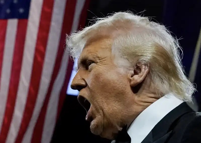 Mariettatidei's tweet photo. «Adesso è un momento grandioso per comprare!»
Lo ha scritto ieri sulla sua piattaforma Truth il presidente #Trump 
Il messaggio che consigliava di acquistare in borsa si chiudeva con un acronimo, DJT.
Che sta per Trump Media & Technology Group, l’azienda proprietaria della piattaforma Truth e controllata al 53% proprio dal trust del presidente degli Stati Uniti. 
Bene. Ieri la società ha guadagnato il 21% a Wall Street dopo il rinvio dei #dazi arrivando a 4,5 miliardi di capitalizzazione.
Chi era l’unico che poteva sapere in anticipo che sarebbero stati congelati i dazi per novanta giorni e guadagnarci sopra?
Un Presidente senza scrupoli che  semina tempesta e genera panico. Una follia che pagheranno i più fragili. 
Speriamo che anche il trumpismo italiano si renda conto della gravità della situazione.