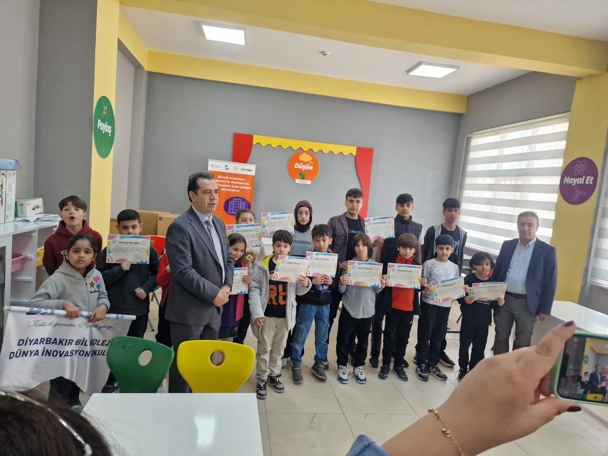 kayapinarmem's tweet photo. Akıl ve Zeka oyunları Kayapinar İlçe Birinciliği Müsabakaları Prof.Dr.Fuat SEZGİN İlkokulunda yapıldı. 
Dereceye giren öğrencilere ödülleri Şube Müdürümüz Mehmet Sami Gürkan tarafından takdim edildi. 
Katılım gösteren tüm ögrencilerimizi tebrik eder, emeği geçen öğretmen ve idarecilerimize  teşekkür ederiz. 
@TheKaymakam @Murat4Kucukali