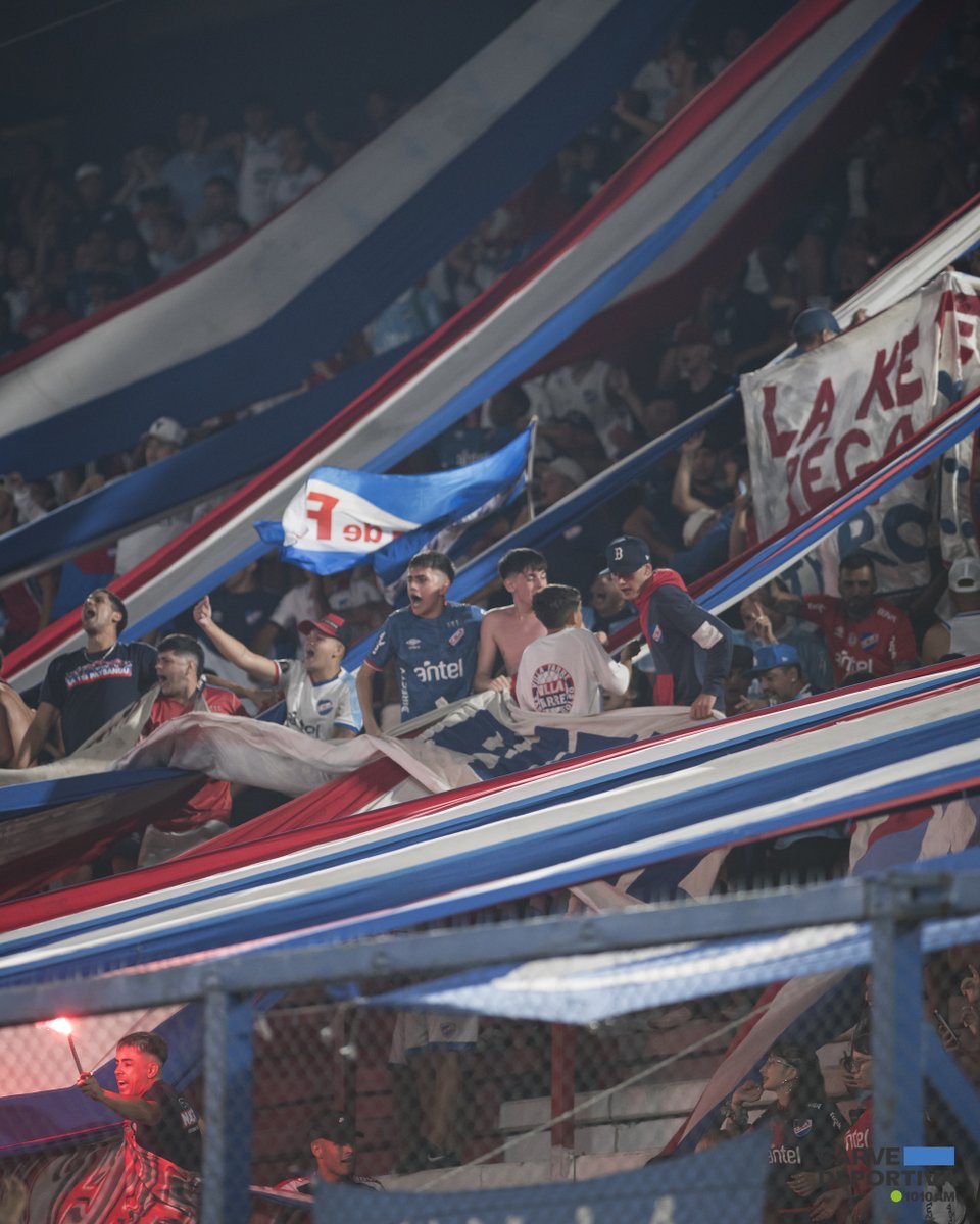 CarveDeportiva's tweet image. El hincha que se desmayó en la tribuna Atilio García se encuentra bien. Fue atendido por los socorristas que se encontraban en el lugar, es el personal idóneo para estos casos.

AHORA lo explica @olivera_martin1 en #Minuto1 

💻youtube.com/watch?v=ygRmjU…