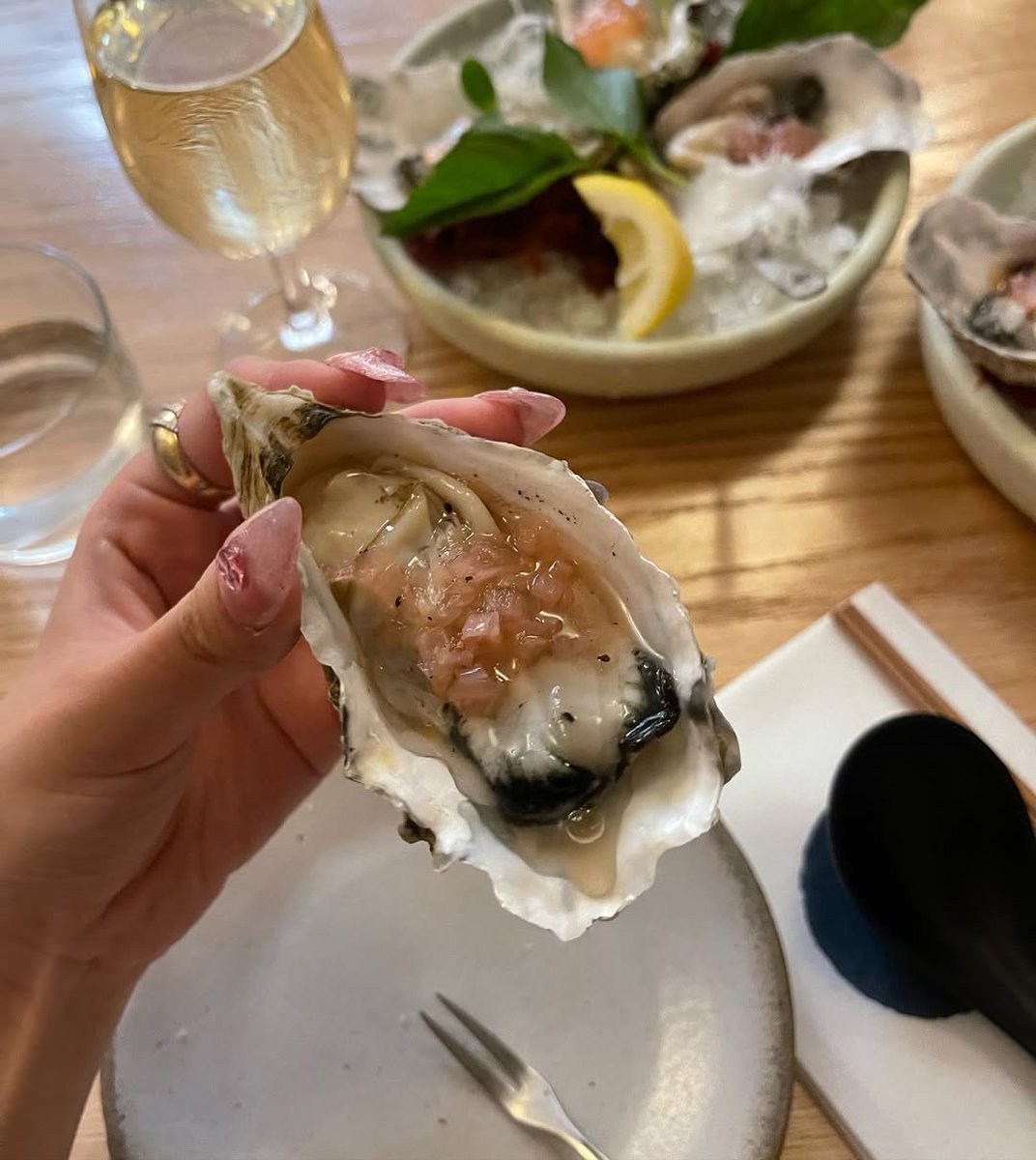 ikawa_ion's tweet photo. San Francisco midday oyster bliss.  Perfect way to start the afternoon. #SanFrancisco #Lunch #Oysters #Seafood #Foodie https://t.co/LKMBUUyyh9
