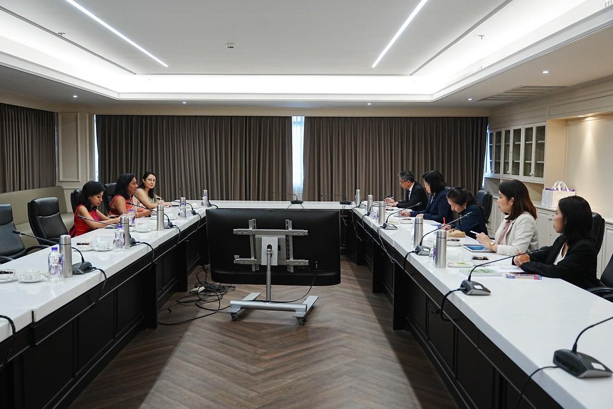 SLinBangkok's tweet photo. Ambassador of Sri Lanka Meets Director General of Thailand’s Department of Business Development to Discuss Bilateral Economic Collaboration
#DiplomacyLk https://t.co/ihnGeHN9pE