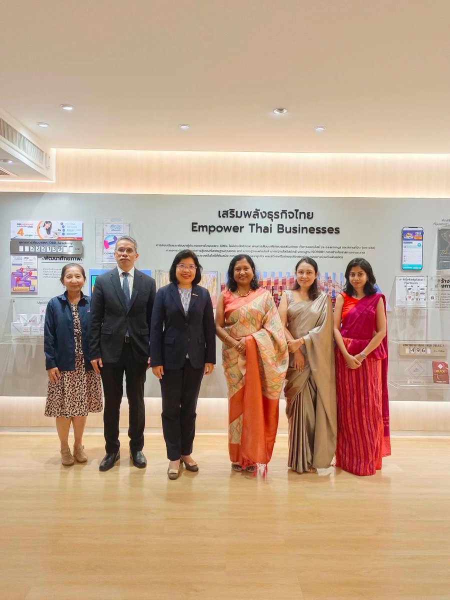 SLinBangkok's tweet photo. Ambassador of Sri Lanka Meets Director General of Thailand’s Department of Business Development to Discuss Bilateral Economic Collaboration
#DiplomacyLk https://t.co/ihnGeHN9pE