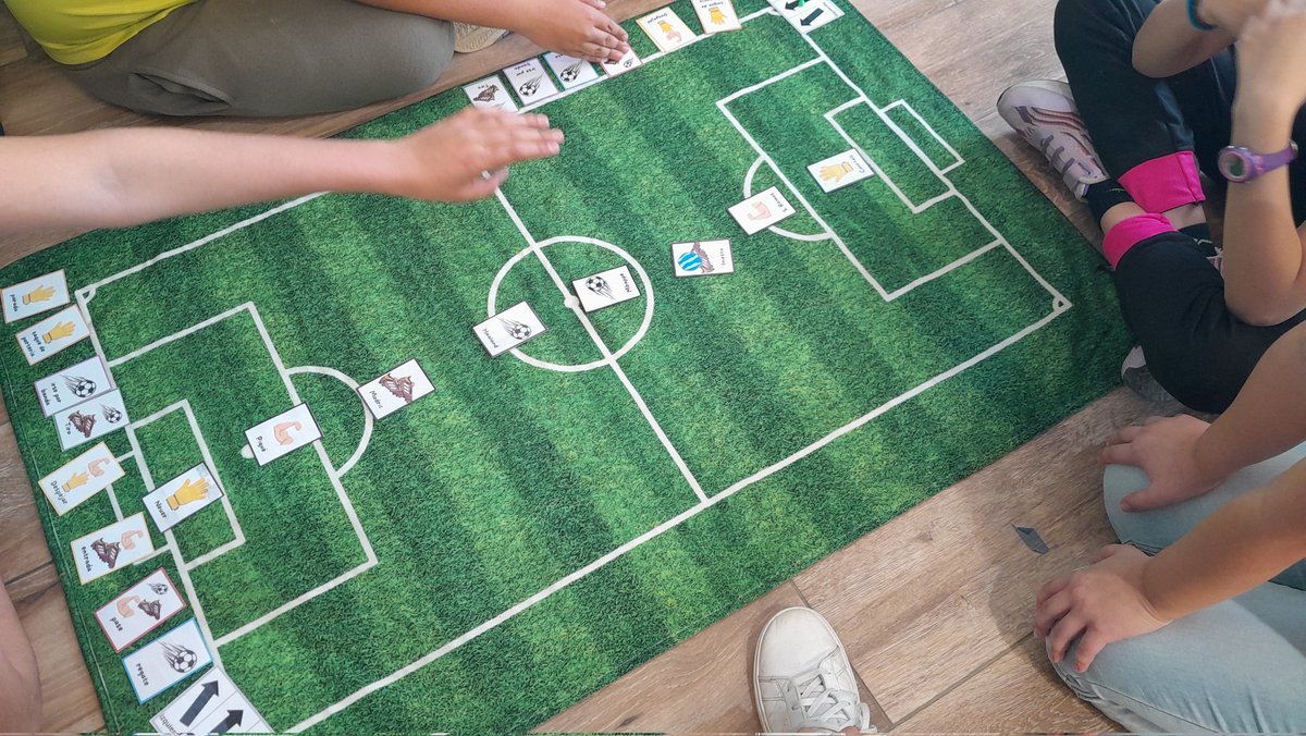 Los alumnos de 6° han estado diseñando un juego de cartas con Canva, y hoy lo han presentado a la clase. ¡Les ha gustado mucho! #CompDigEdu_SA