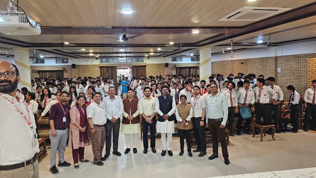 Ramesh_Gariya's tweet photo. आज देवभूमि उत्तराखण्ड विश्वविद्यालय देहरादून में "एक राष्ट्र-एक चुनाव" पर आयोजित छात्र युवा संवाद कार्यक्रम में मुख्य अतिथि के रूप प्रतिभाग किया, इस अवसर पर छात्र-छात्राओं को एक राष्ट्र-एक चुनाव के विषय की महत्वपूर्ण जानकारी साझा की।
#OneNationOneElectionBill https://t.co/1UkR5c8vxy