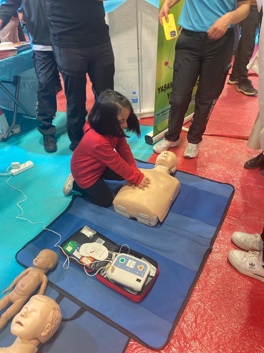 Doğu Anadolu Kariyer Fuarı (DAKAF’25)’nda standımızın en minik ama en meraklı ziyaretçisiyle tanıştık!

İl Sağlık Müdürlüğü standını ziyaret eden küçük misafirimiz, sağlıkçı abla ve abilerinden ilk yardım eğitimi aldı, dikkatle dinledi ve uygulamalara katıldı.