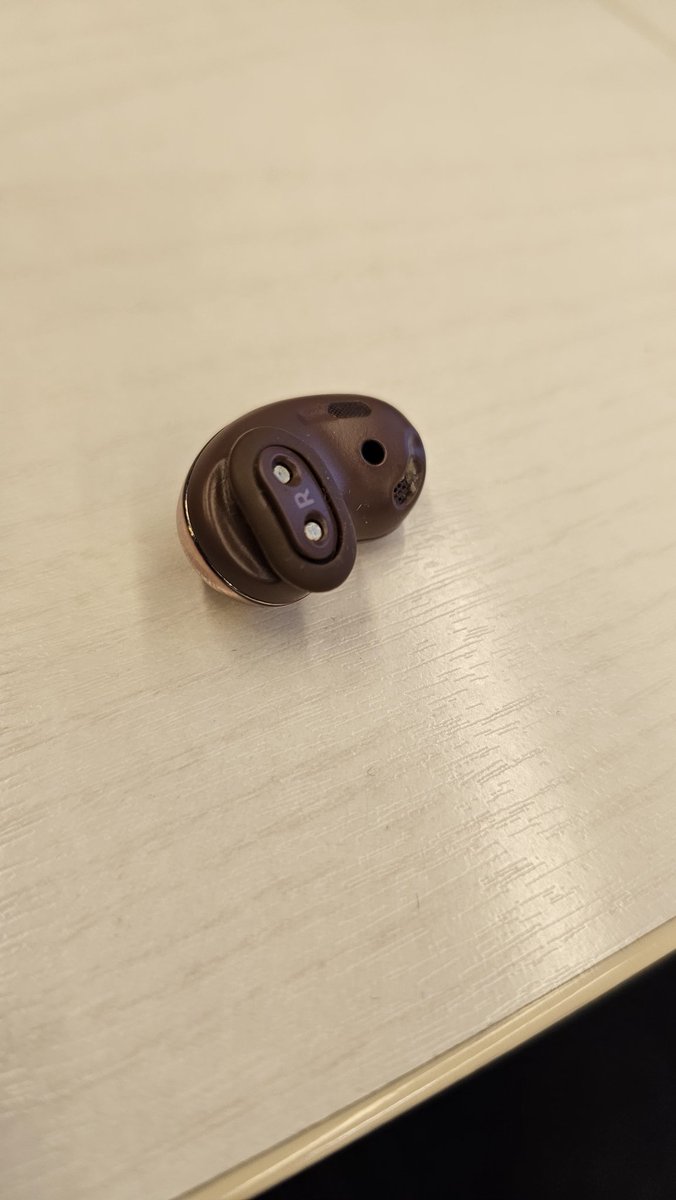 reinitapepeada's tweet photo. Hoy a alguien en el @metrodesantiago se le cayó dentro de mi bolsillo de la chaqueta su audifono, ojalá pueda llegar a la persona, ayuda para que suceda. #metrosantiago https://t.co/iM3yf8uF1L