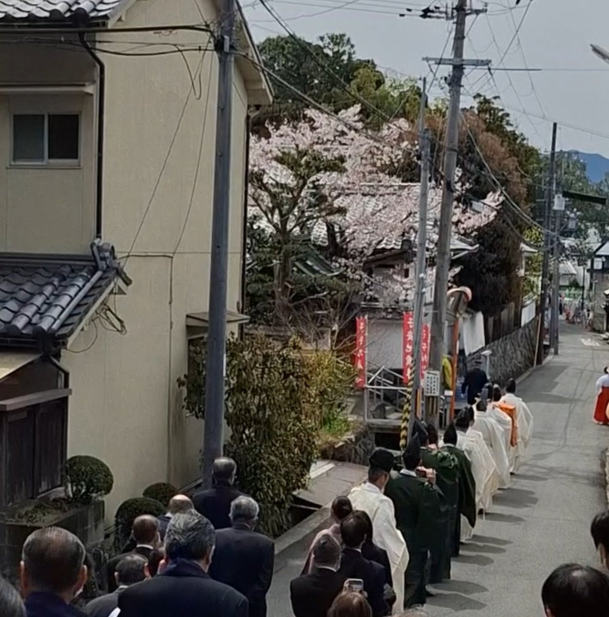 keeeeekei's tweet photo. 大神神社、若宮より御分霊が遷される日で目の前を通られたけど相変わらず第六感的なものは😢
貴重な瞬間に立会えて良き日だった✨ https://t.co/CwSt9XysEz