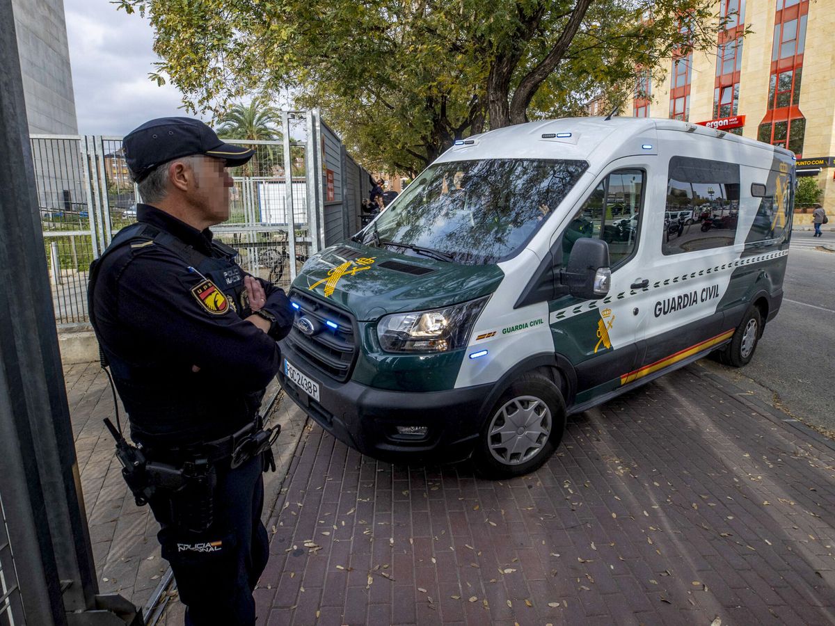 Detenido un hombre buscado por violencia de género tras embestir y herir a dos guardias civiles en Mijas (Málaga).
