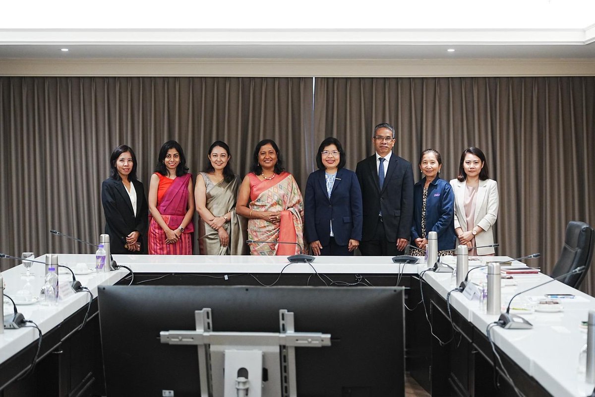 SLinBangkok's tweet photo. Ambassador of Sri Lanka Meets Director General of Thailand’s Department of Business Development to Discuss Bilateral Economic Collaboration
#DiplomacyLk https://t.co/ihnGeHN9pE