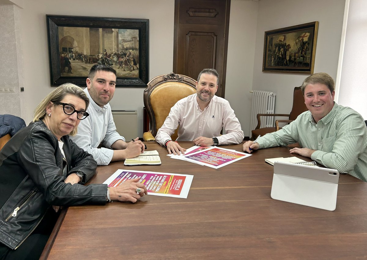 alextoquero's tweet photo. Con el promotor del nuevo #festival de #música creado en #Tudela para este #verano. @BrisadelaFest . El 13 y 14 de junio Tudela va a dar la nota con Alvaro de Luna, Leire Martínez, Marina Reche, Pole, Lérica, Marlon, Mafalda Cardenal, entre otros muchos #artistas. Pinta muy bien. https://t.co/DyrQIhkm26