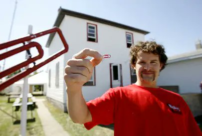 ThoughtTOX's tweet photo. Look at this guy.

He turned a tiny red paperclip into a $100,000 house with just 14 trades.

The best part? It was all based off a game.

This is the most legendary trading story on the internet🧵: https://t.co/MwZztdACPd