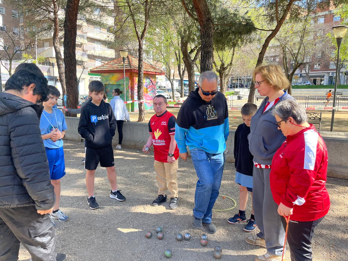 AsprodesSalaman's tweet photo. 🏃‍🎽 El Club Deportivo Adas en la calle por la Educación Física 🎽🏃‍♂

Hoy el Club Deportivo Adas ha tenido el placer de participar en una jornada muy especial organizada por el @aytoSalamanca  y el @iesfrayluis  
con motivo del Día de la Educación Física en la Calle. https://t.co/kV3wQ9RmYE