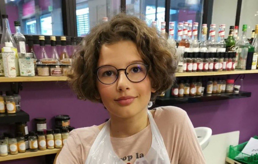 CerfiaFR's tweet image. 🚨🇫🇷 ALERTE INFO | "Tu es BÊTE", Tu ne SERS À RIEN" : Pascale B., l’enseignante accusée d’avoir harcelé Evaëlle, une fillette de 11 ans qui s’est suicidée en 2019, et de l’avoir isolée au fond de la classe malgré ses problèmes de vue, a été RELAXÉE. (AFP)