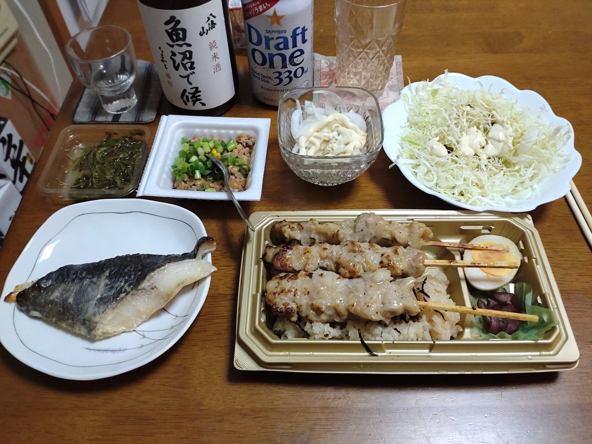 No1Tsuru's tweet photo. 今日の晩酌は、厚切り銀だらの麹漬け焼き、焼き鳥重等などを八海山魚沼で候とDraftOneでいただいています。(^_^)#晩酌 #銀だら麹漬け焼き #焼き鳥重 #八海山魚沼で候 #DraftOne #新玉ねぎ https://t.co/M2PS6cUcK4