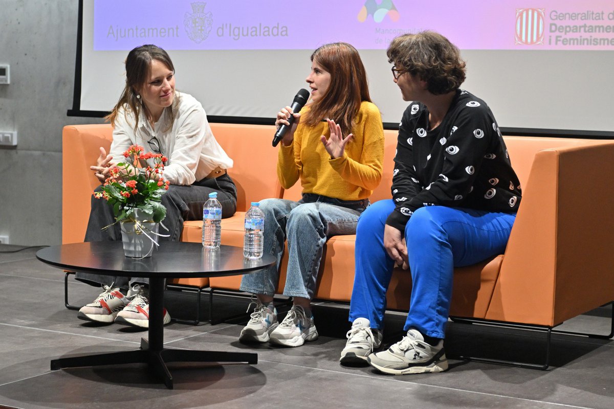 micod_cat's tweet photo. 🟣 Aquest dimarts vam tancar els actes del #8M amb un acte conjunt de la MICOD i l'Ajuntament d'Igualada. Xerrada de Núria Salan sobre l'Exposició "Enciclopèdia de dones STEAM" 📚 i taula rodona amb dones STEAM igualadines 🧑🔬👩🔬#Igualtat #Agenda8M #ConcaÒdena #MICOD https://t.co/0ZfJWyLP2n