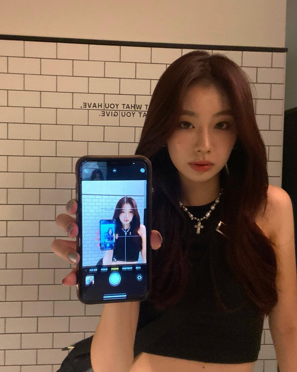 ikawa_ion's tweet photo. "Me, trying to figure out which selfie is the best selfie. The answer is all of them, obviously. 😉" #selfieproblems #selfiesaturday #toomanyselfies #goodtimeswithscarfanart https://t.co/KzzL3LlBXZ