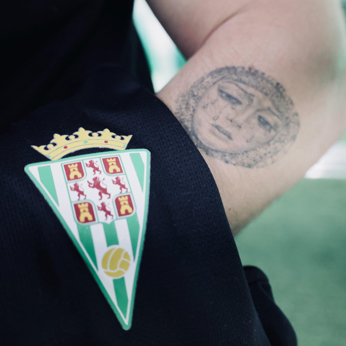 CordobaCF_ofi's tweet photo. A tan solo 48 horas del Domingo de Ramos, en este emotivo Viernes de Dolores, desde el #CórdobaCF queremos enviar un mensaje muy especial a todos los cordobesistas que vivirán intensamente su Estación de Penitencia:  
  
🕯️ Costaleros  
✝️ Penitentes  
🛐 Devotos  
🎖️ Capataces  
🤝 Auxiliares y hermanos de cofradía  
  
📸 En la imagen, nuestro jugador Christian Carracedo luce con orgullo en su brazo un tatuaje con la imagen de la Virgen de los Dolores, símbolo de su profunda devoción.
  
¡Vivamos juntos esta #SemanaSanta2025 con respeto, sentimiento… y pasión cordobesista! 💚