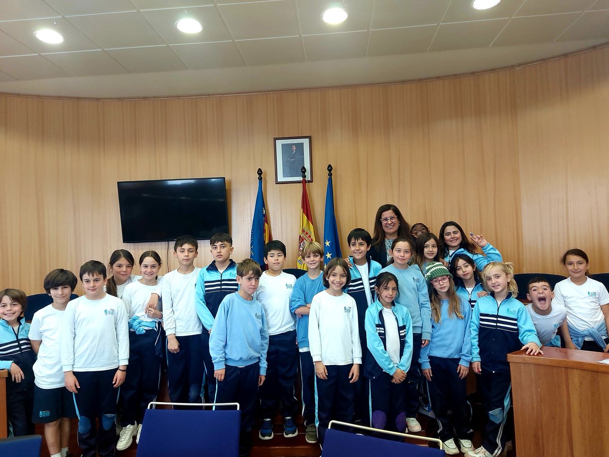 colegiosvf's tweet photo. ¡La semana pasada nos sentimos como concejales! 🏛️
4º de Primaria visitó el @AyuntamientoSAB y compartió un pleno muy especial con la alcaldesa, Eva Tejedor.
¡Gracias por escucharnos y por tu cercanía! 💬🙌 #ParticipaciónCiudadana #EducaciónCívica https://t.co/sgASzTP8vL